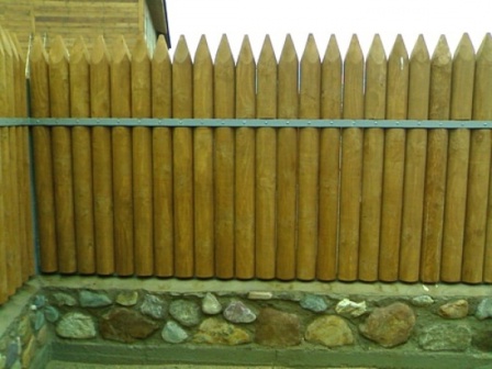 Як побудувати якісний і надійний паркан з колоди на дачі