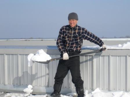 Завжди існують практичні методи прибирання снігу та льоду з дахів, і вибирати найкращий тільки вам