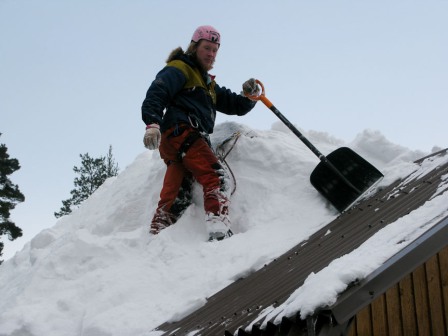 Розігрів снігу на даху, очищення спеціальним інструментом, допомога промислових альпіністів - вибір є завжди