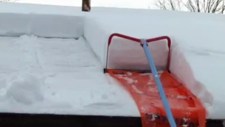 Спеціальний інструмент допоможе швидко прибрати сніг з дахів дачних будівель