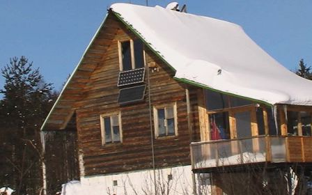Сніг на даху дачного будинку може бути небезпечний, і в деяких випадках його краще прибрати