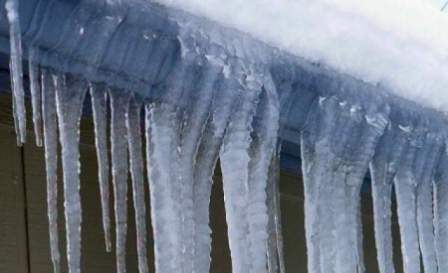Прибирати сніг та лід з даху будинку можна різними способами, вибирайте самий практичний і безпечний