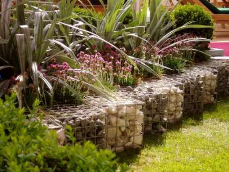 Прикрашаємо садові клумби каменем, а для практичності поміщаємо їх у сітки, отримуючи габіони!
