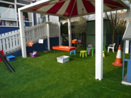 Не знаєте, як оформити газон? Встановіть дитячий майданчик, що не тільки вирішить питання, але також допоможе організувати місце для ігор дітей