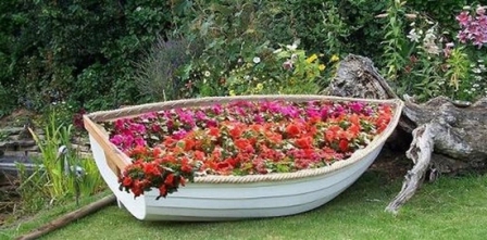 Оригінальна ідея для дачної ділянки - човен, повна квітів