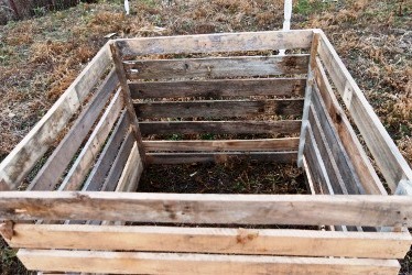 Готовий ящик з дерева, в якому ми будемо готувати компост добрива для саду та городу