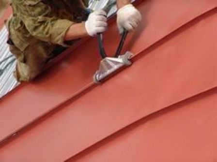 Монтаж листової покрівлі на дах дачного будинку
