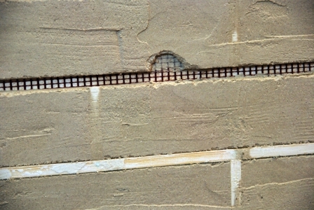 Вчасно виправляйте дефекти декоративної обробки стіни, подправляйте шви
