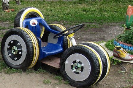 Кращий аксесуар дитячого майданчика на дачі - новенький автомобіль