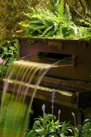 Оригінальні водні споруди зі старих музичних інструментів