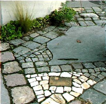 Застосувати для оновлення доріжок на дачній ділянці можна камінь, цегла, гранітну крихту, бетонну заливку