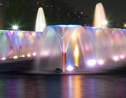 Підводне підсвічування фонтанів забезпечує оригінальний вид водного споруди у вечірній та нічний час