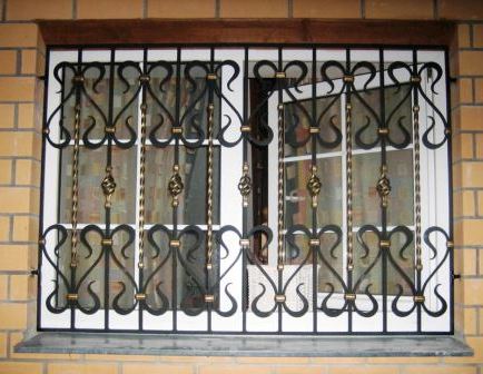 Відмінним захистом вікон дачного будинку вважаються металеві або ковані решітки
