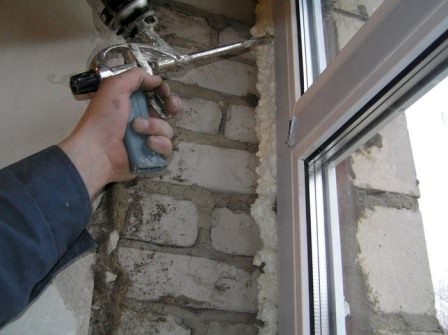 Задувка нового вікна на дачі монтажною піною - один з найголовніших етапів монтажу