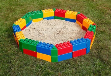 Оригінальна і практична пісочниця з кубиків Лего