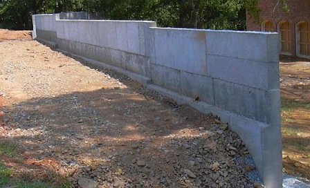 Відповідають багатьом вимогам і підпірні стінки з бетону, які можна легко зробити самостійно