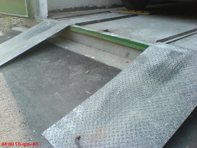 Установка порогу для в'їзду в гараж після утеплення підлоги і підняття його рівня