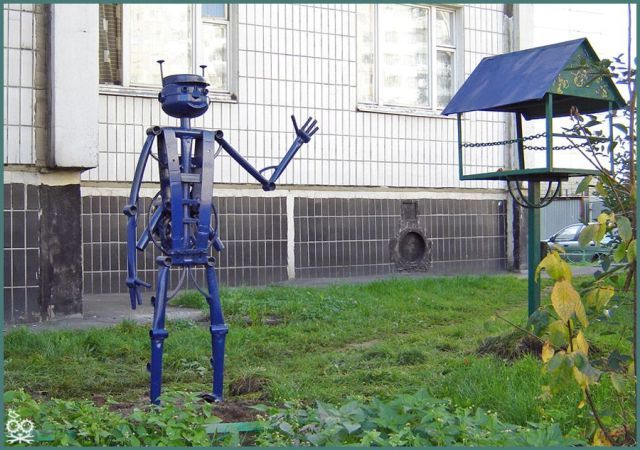 Металеве лякало-робот, зібране з старого заліза