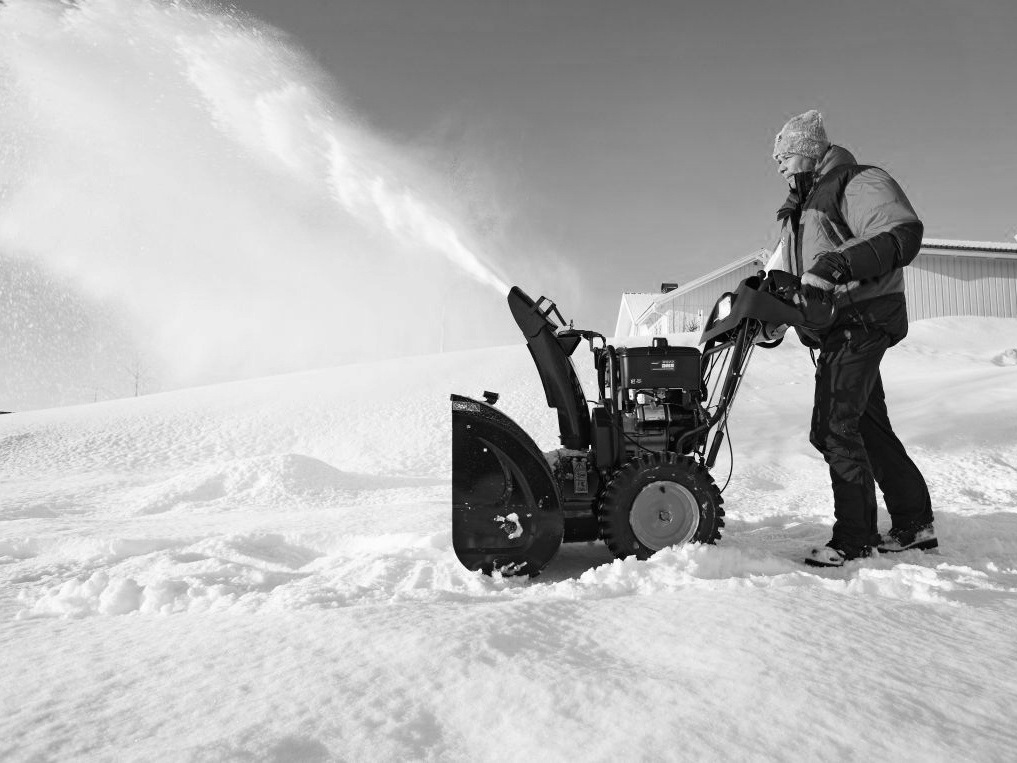Використовувати мотоблок для прибирання снігу на дачі - саме практичне рішення