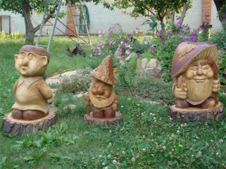 Сучасна садова скульптура на території дачі