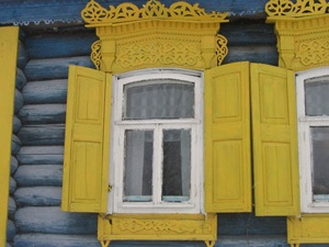 Звичайні двостулкові віконниці на дерев'яному домі
