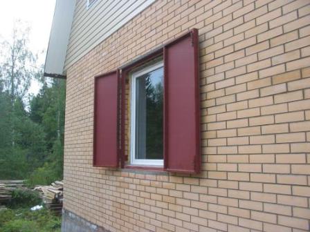 Металеві віконниці - кращий спосіб одночасно прикрасити і захистити дачний будинок