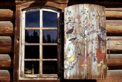 Різьблені одностулкові віконниці старого типу для дачного будинку