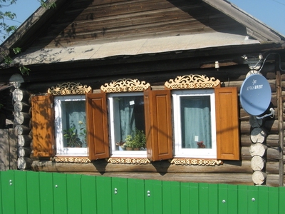 Дерев'яні віконниці на дачний будинок класичного типу, які повністю перетворюють споруда
