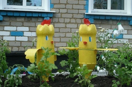 Симпатичні і веселі фігурки в саду з пляшок, які не стали в нагоді на дачі