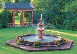 Гарний садовий фонтан