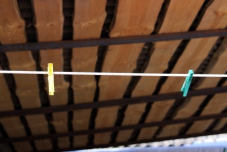 Звичайна сушарка для білизни - кілька натягнутих мотузок