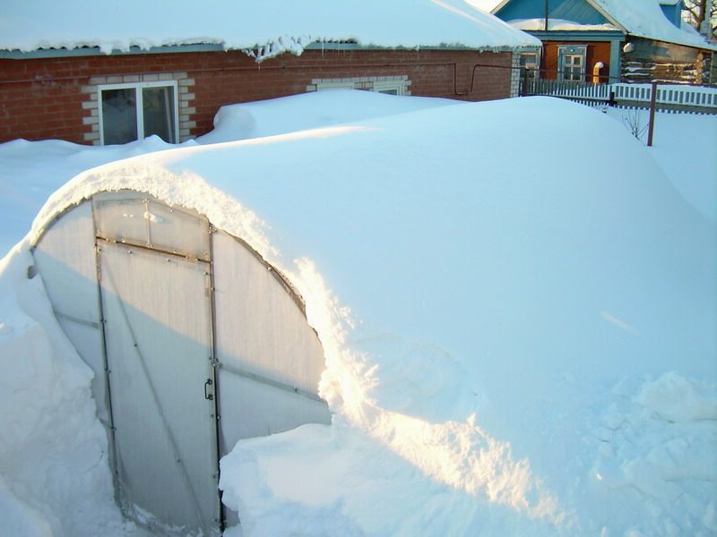Прибирання снігу з дахів дачного будинку та теплиці - необхідність при серйозних завалах