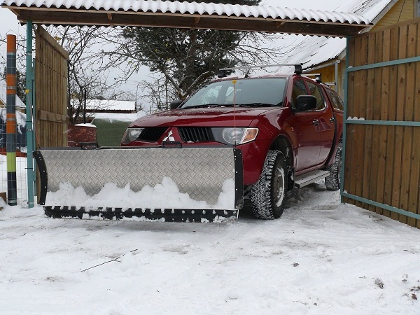 Вчимося якісно прибирати сніг на дачі, використовуючи для цього всі необхідні засоби
