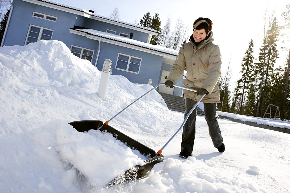 Для прибирання снігу та льоду на дачі можна застосувати й спеціальний інструмент, наприклад, широкі лопати та льодоруби