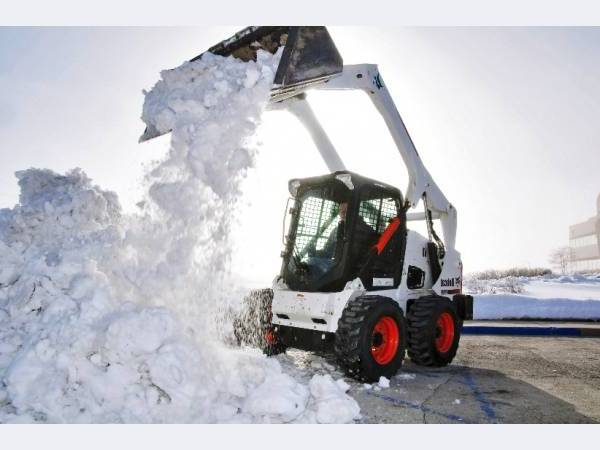 Для капітальної прибирання снігу на дачі можна використовувати міні-трактор або навантажувач