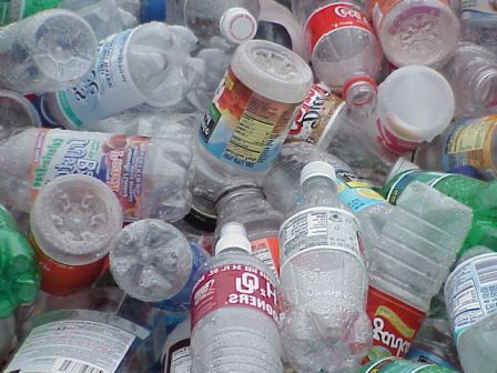 Не потрібно викидати старі пластикові пляшки, вони можуть стати корисними на дачі