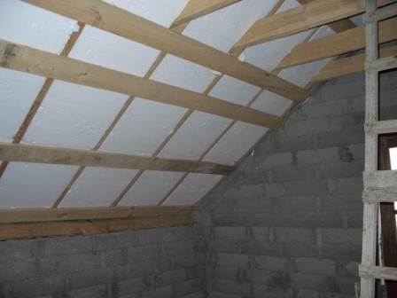 Утеплюємо дах дачного будинку пінопластом або мінеральною ватою