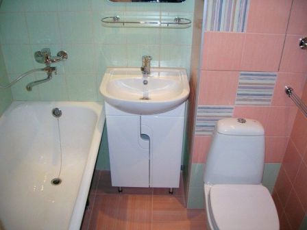 Вибираючи дизайн ванної кімнати в дачному будинку, не забудьте зробити його відповідним розміром приміщення