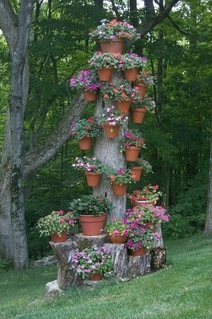 Оригінальна вертикальна грядка для квітів, створена на основі стовбура старого дерева