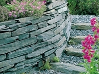 Грядки, як і підпірні стінки, можна будувати з каменю