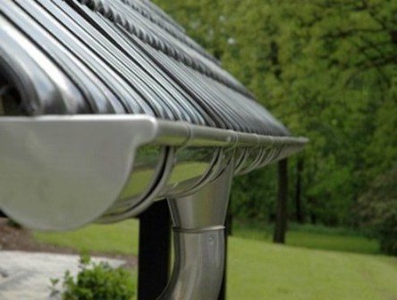 Чим хороші металеві системи водовідведення з даху дачного будинку?