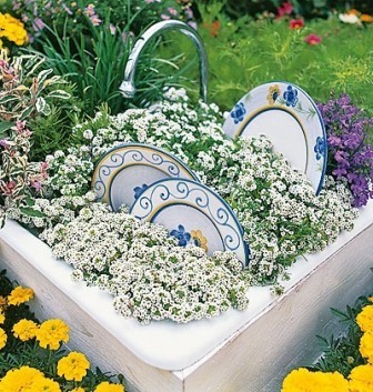 Симпатичний декор для дачного саду зі старої мийки, тарілок і змішувача