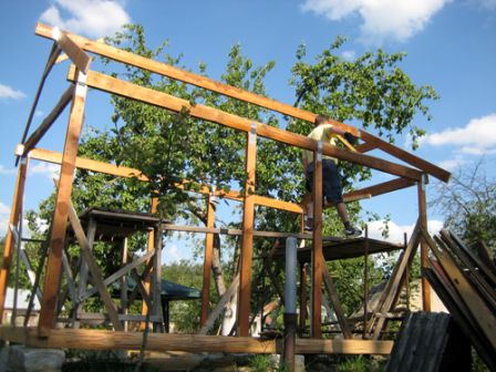 Для побудови можна використовувати найпростіші матеріали - дерево і метал