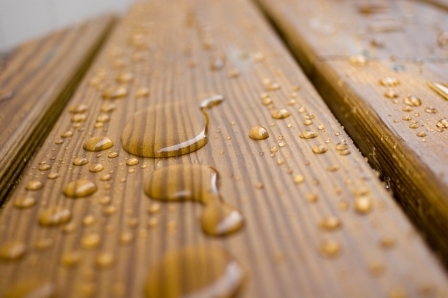 Як захистити дерев'яні вироби і споруди на дачі від вологості?
