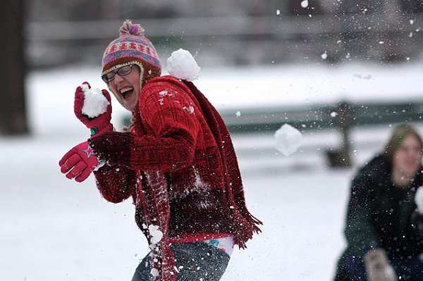 Побудуйте зимову майданчик і весела гра в сніжки перетвориться на справжнє змагання
