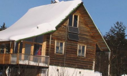 Чищення дахів дачних будівель від снігу та криги