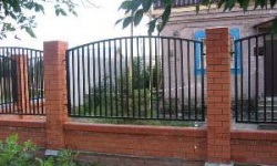 Металеві паркани для дачі: види та переваги