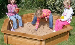 Дитяча пісочниця на дачі і вибір якісного піску для заповнення